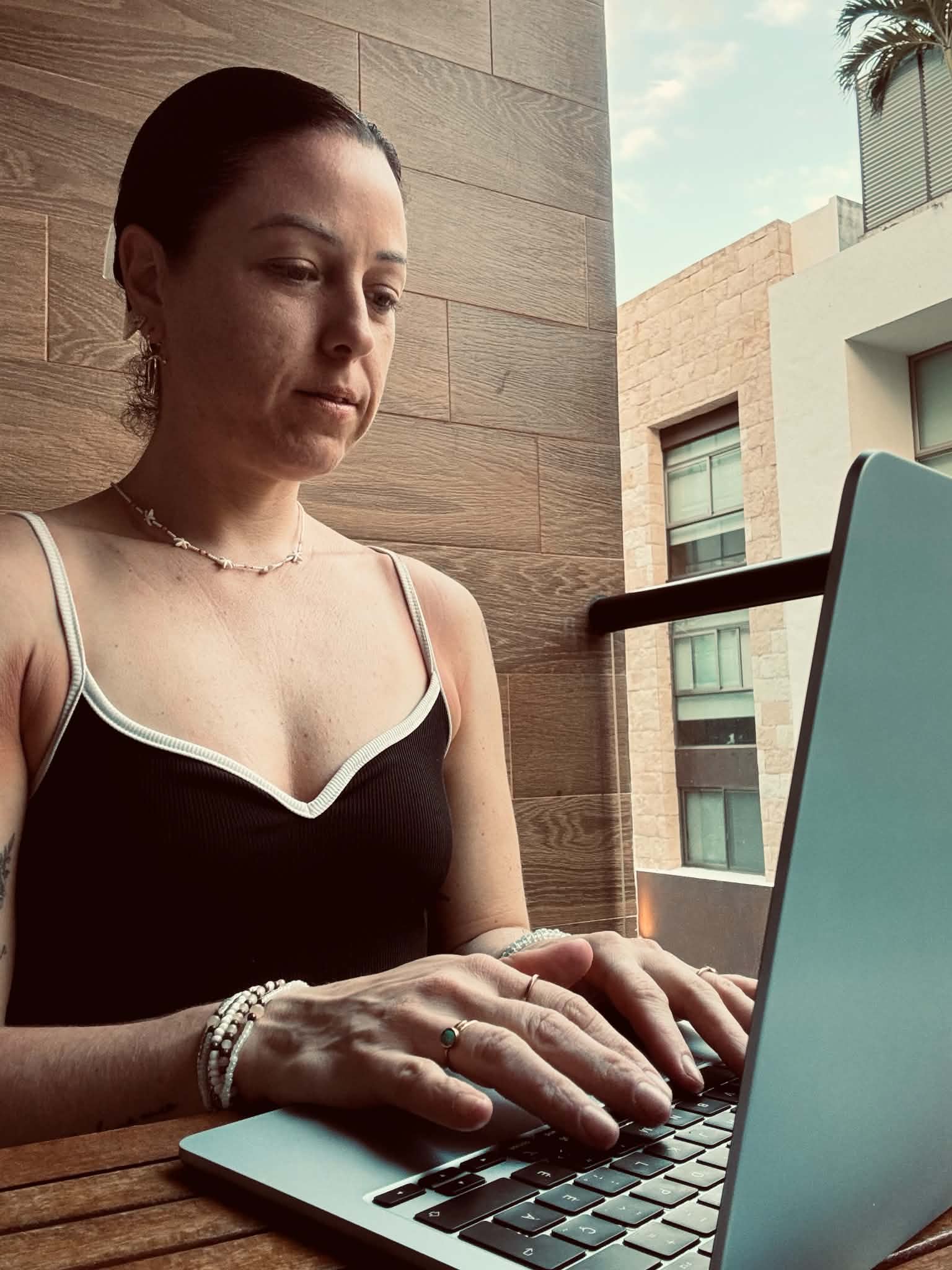Kassandra travaillant sur son ordinateur portable