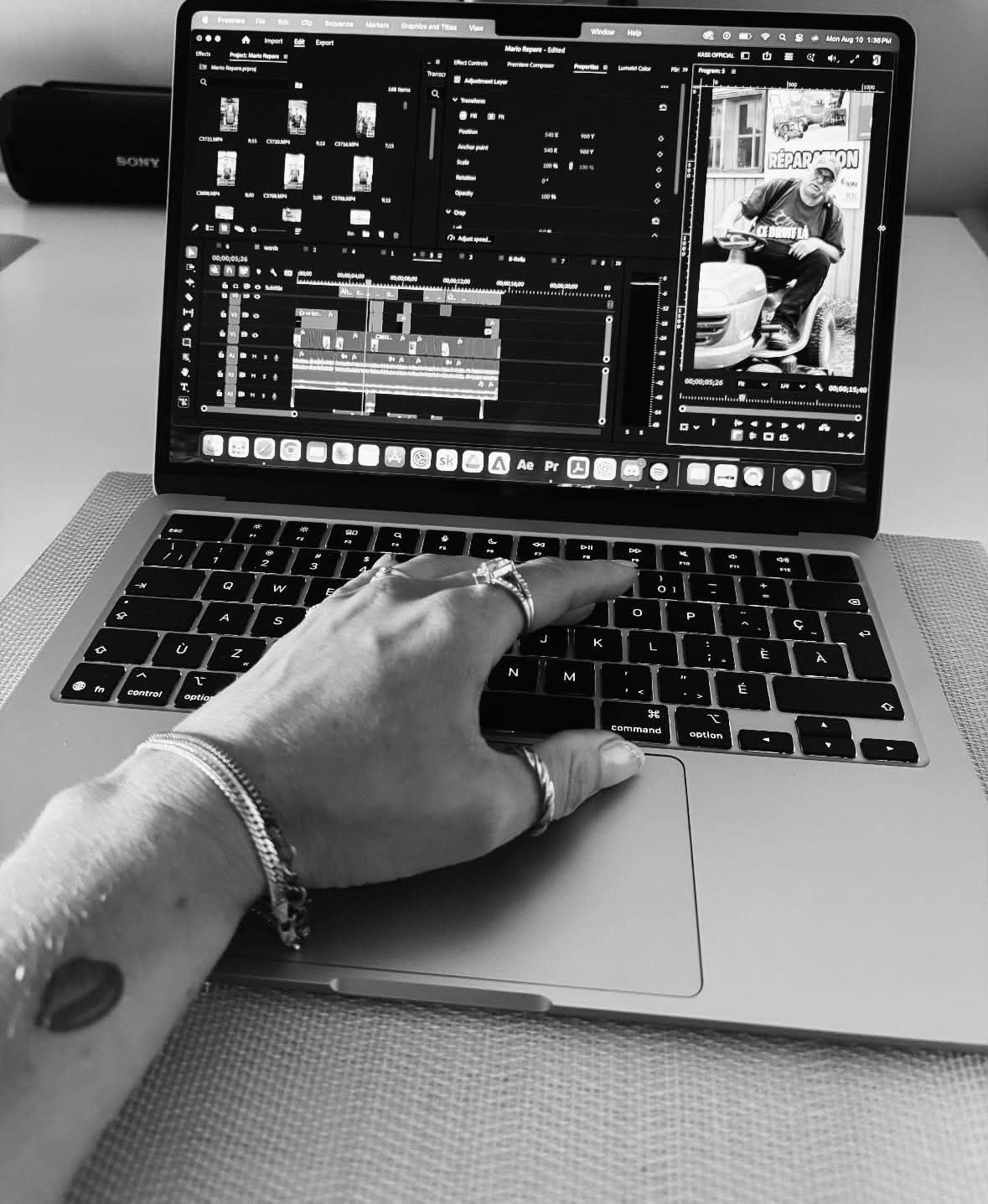 Kassandra au montage vidéo sur son ordinateur