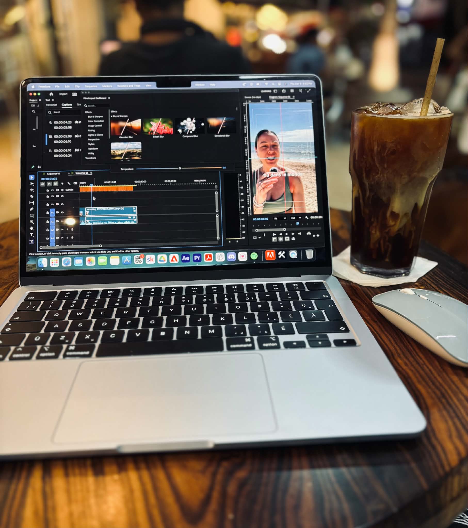 Poste de montage vidéo avec Adobe Premiere Pro dans un café